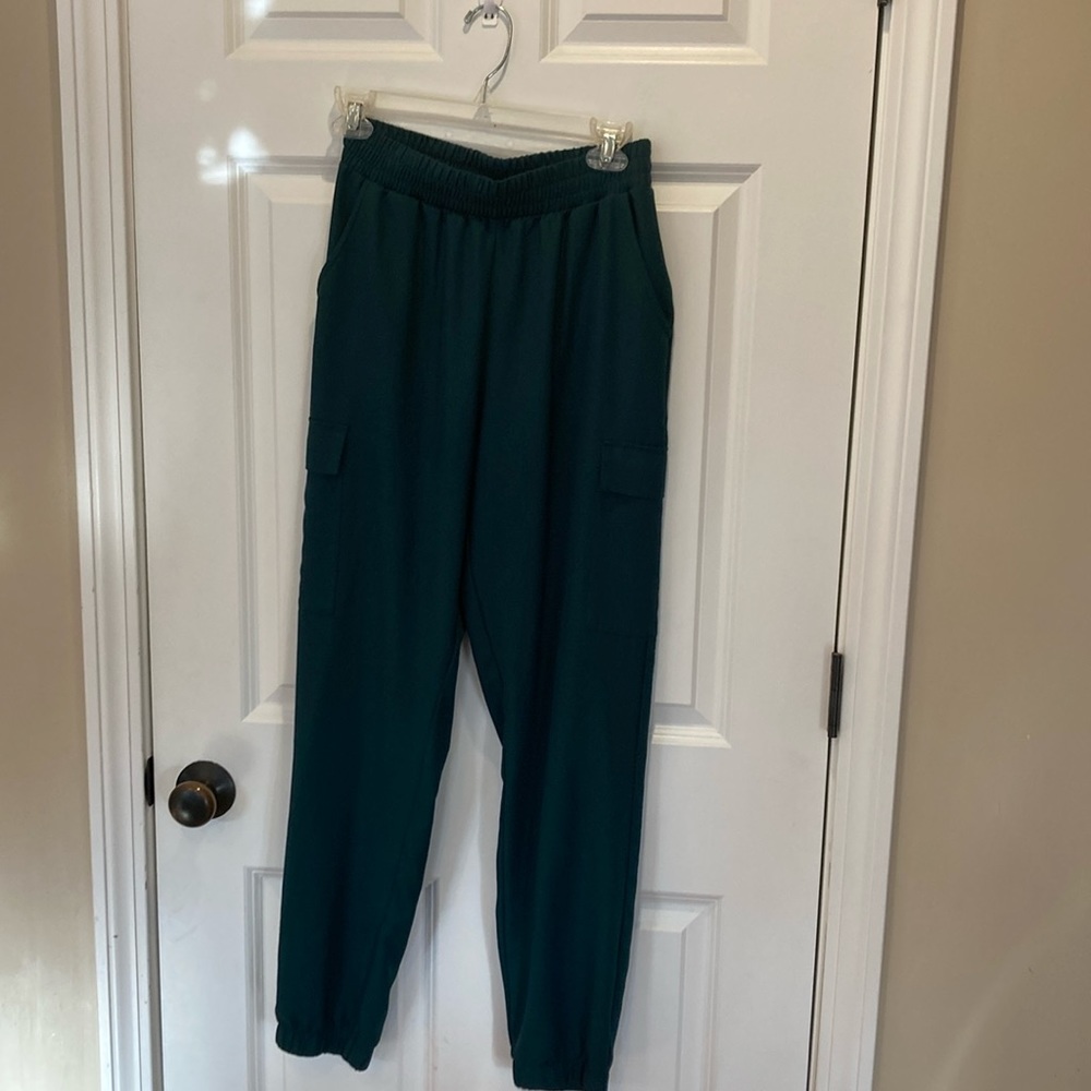 Lightweight women’s jogger size medium green. Julia brand.